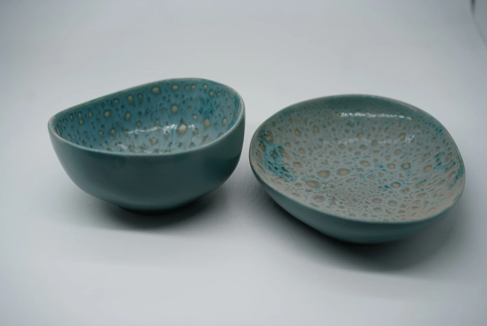 Porcelain vs Stoneware for Restaurants: A Buyer’s Material Guide from a Ceramic Home Decor Manufacturer