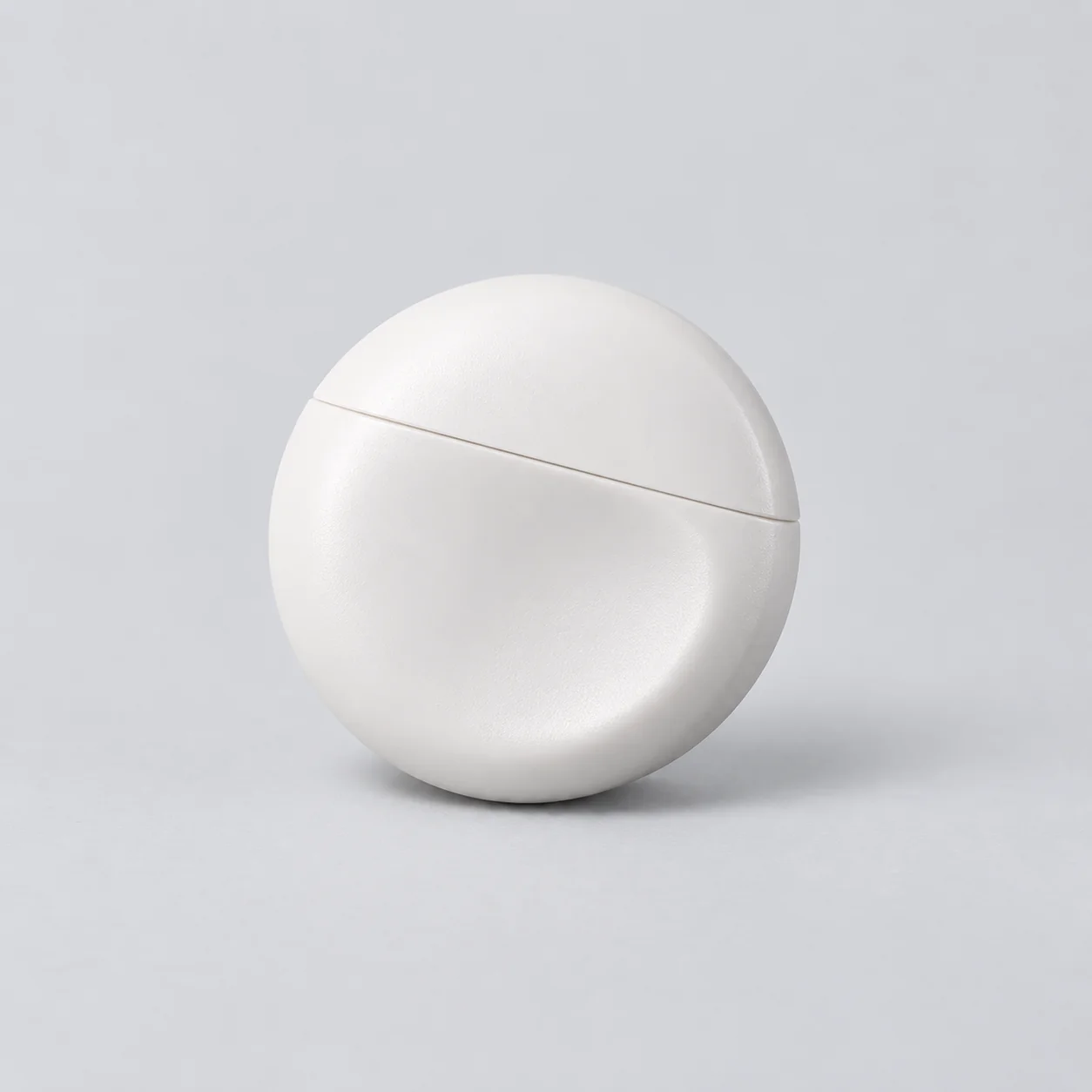 Finger-fit round sunscreen tottle